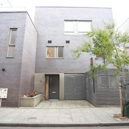 Spacious 3-Story Retreat With Rooftop Terrace And Modern Amenities 伦敦 外观 照片