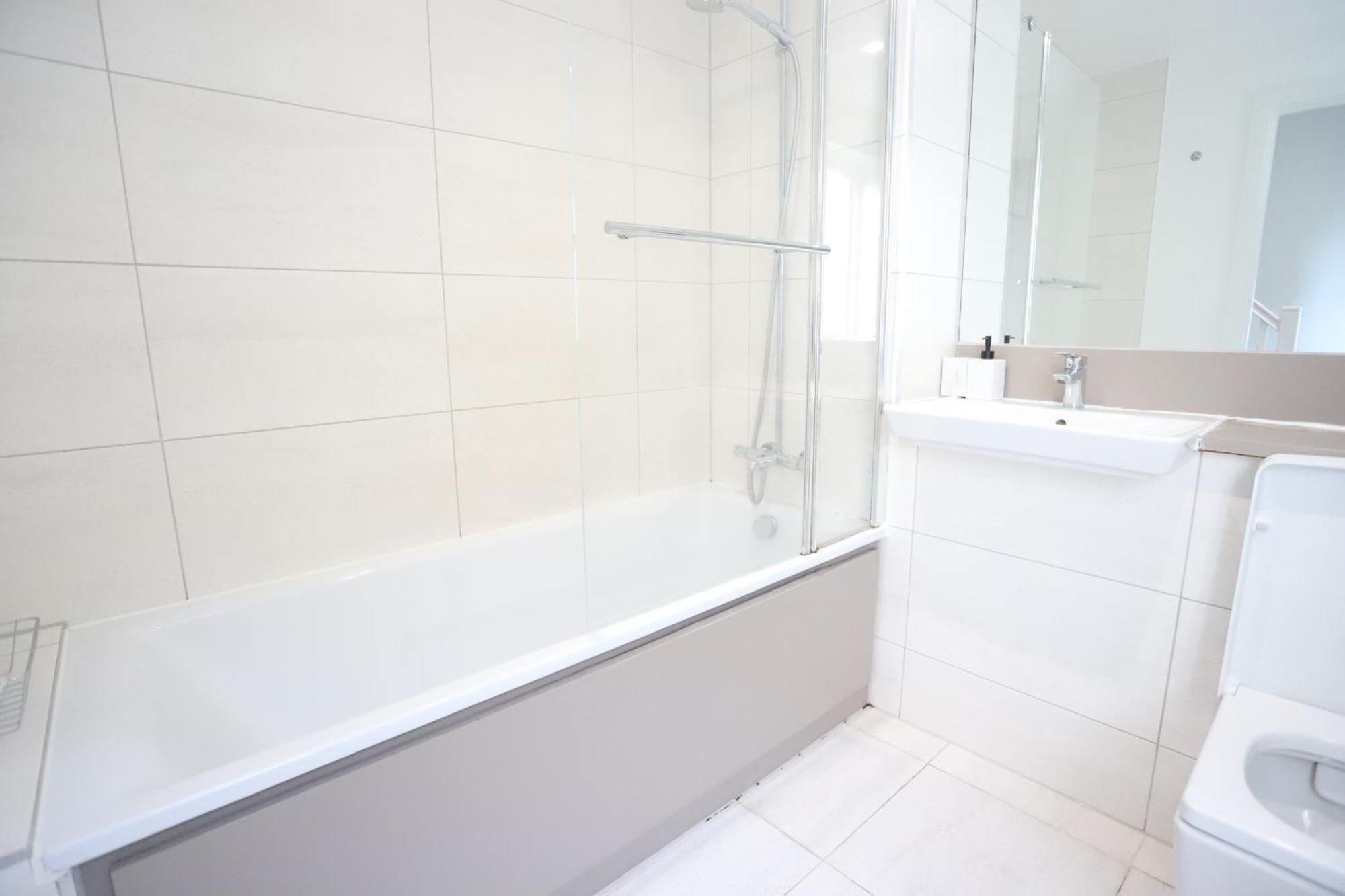 Spacious 3-Story Retreat With Rooftop Terrace And Modern Amenities 伦敦 外观 照片