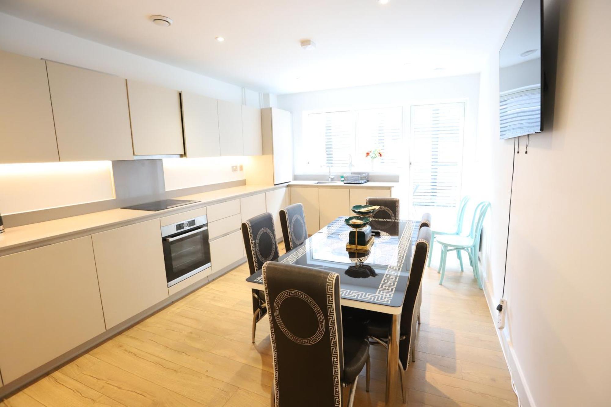 Spacious 3-Story Retreat With Rooftop Terrace And Modern Amenities 伦敦 外观 照片