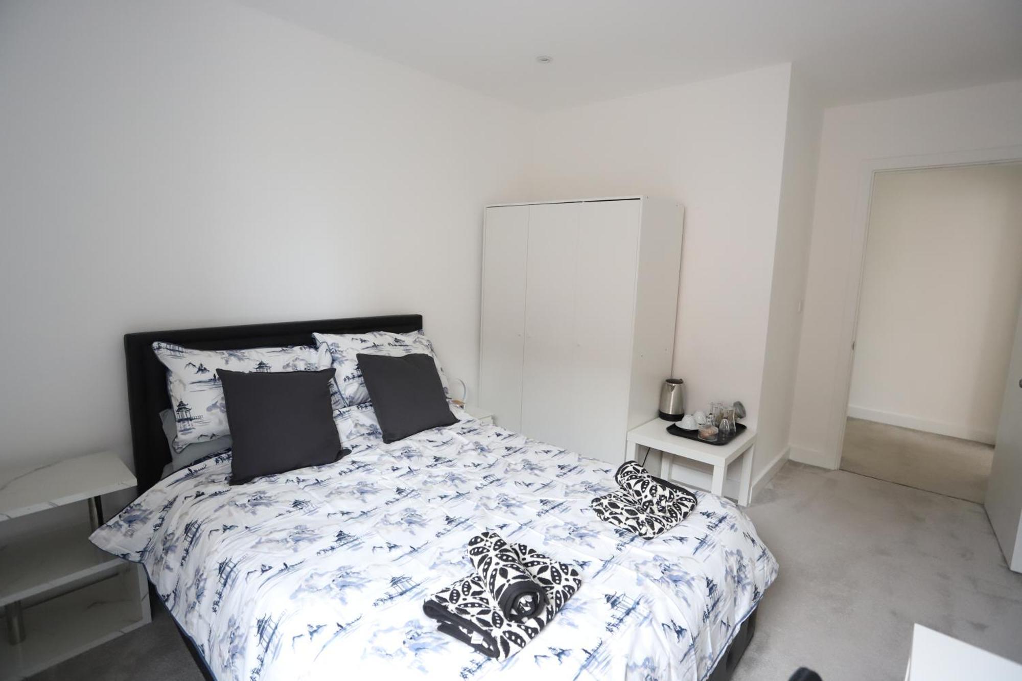 Spacious 3-Story Retreat With Rooftop Terrace And Modern Amenities 伦敦 外观 照片