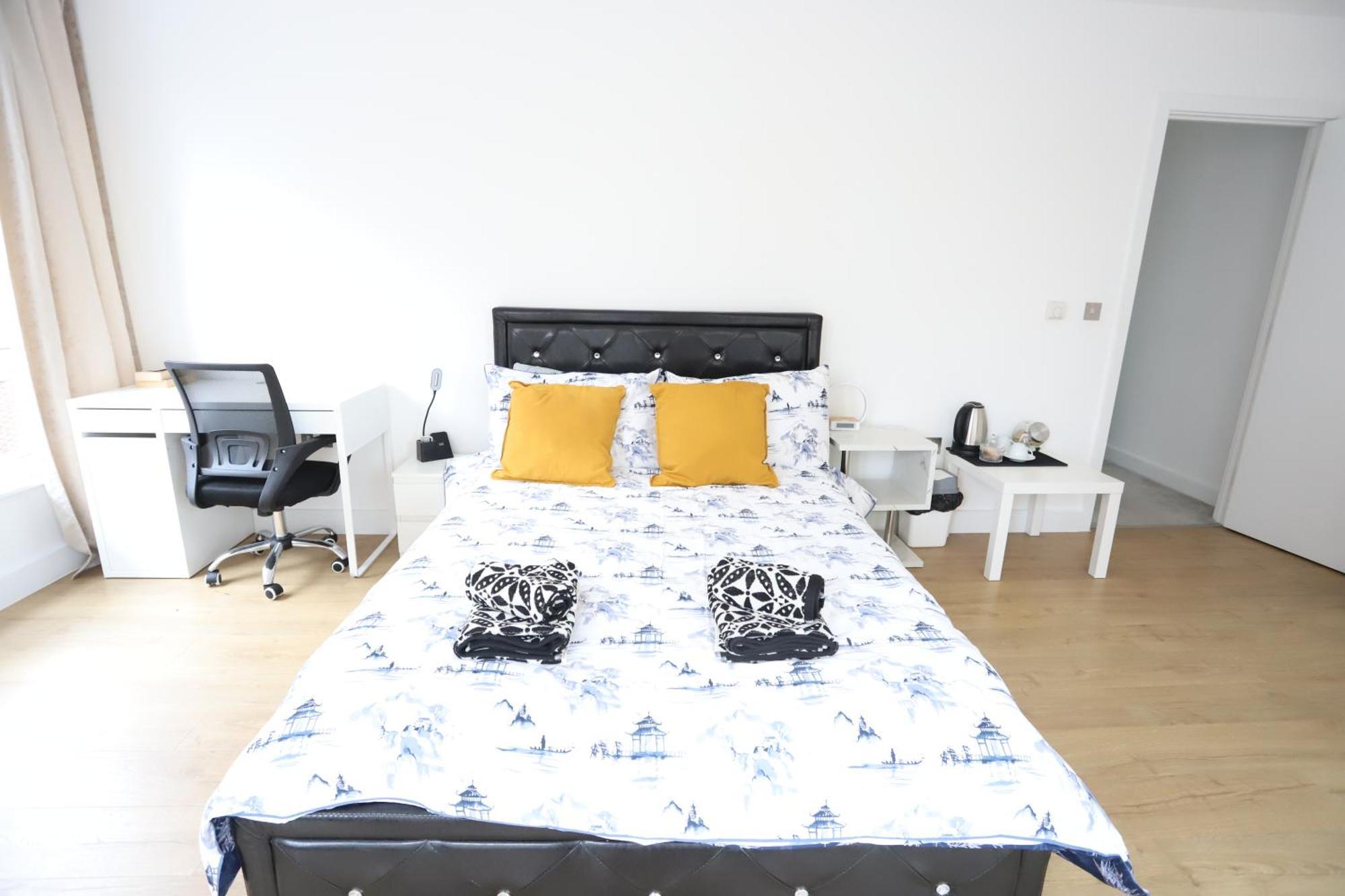 Spacious 3-Story Retreat With Rooftop Terrace And Modern Amenities 伦敦 外观 照片