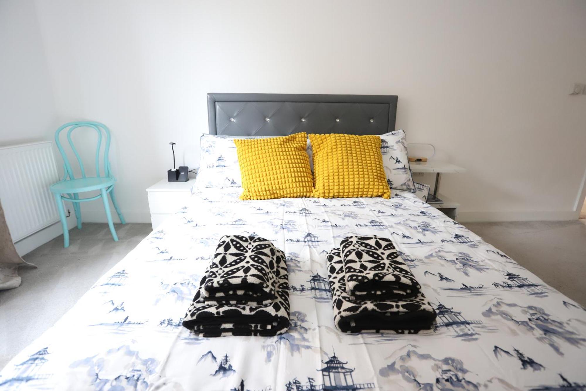 Spacious 3-Story Retreat With Rooftop Terrace And Modern Amenities 伦敦 外观 照片