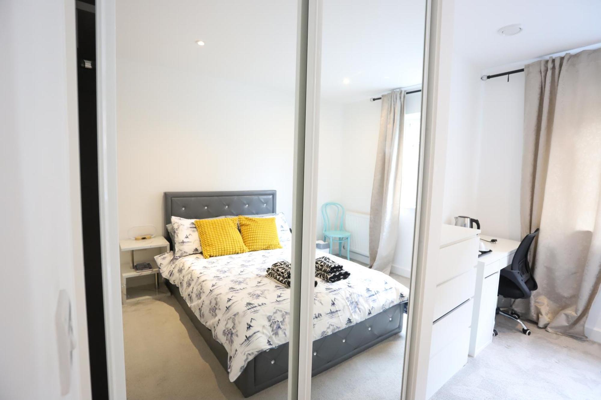 Spacious 3-Story Retreat With Rooftop Terrace And Modern Amenities 伦敦 外观 照片