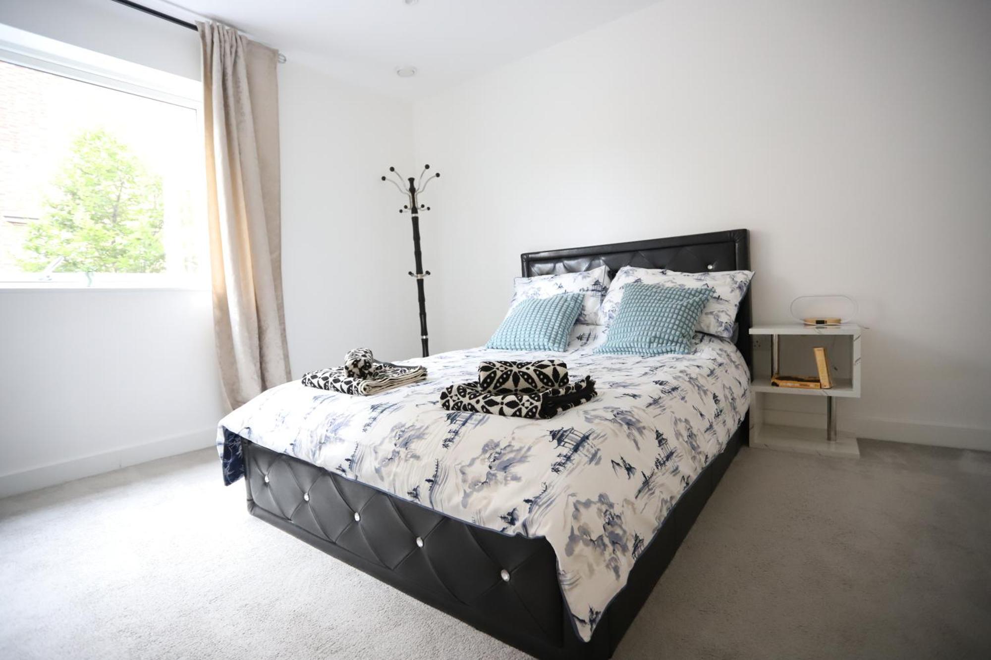 Spacious 3-Story Retreat With Rooftop Terrace And Modern Amenities 伦敦 外观 照片
