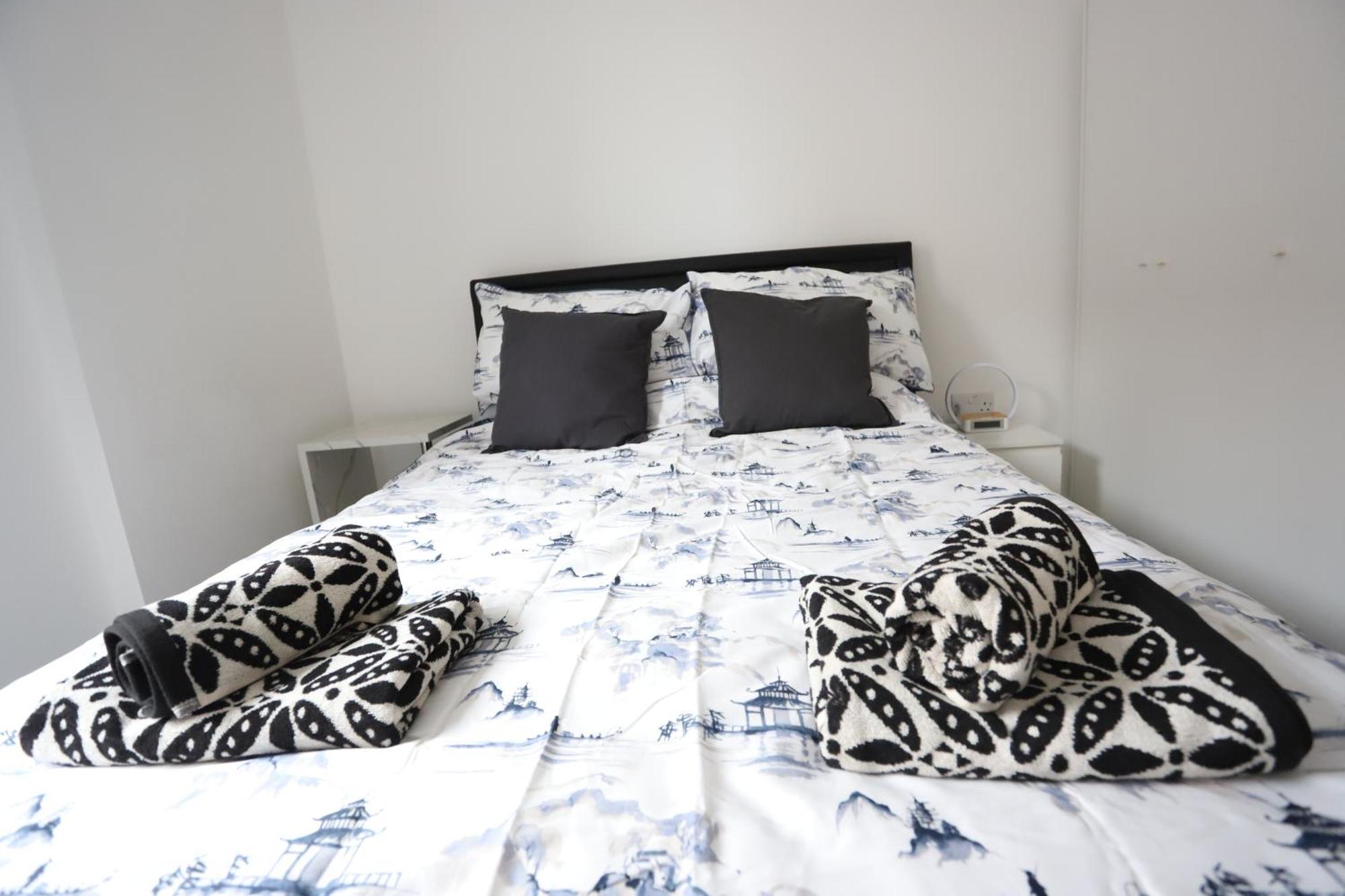 Spacious 3-Story Retreat With Rooftop Terrace And Modern Amenities 伦敦 外观 照片