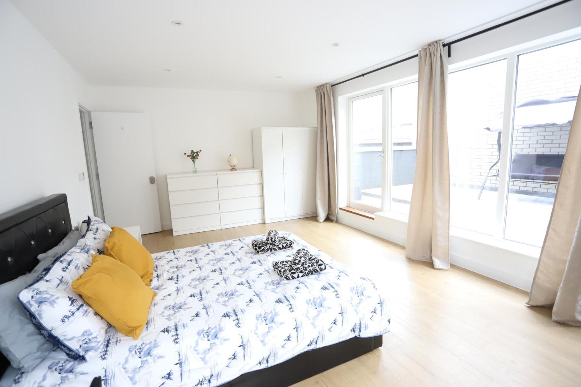 Spacious 3-Story Retreat With Rooftop Terrace And Modern Amenities 伦敦 外观 照片