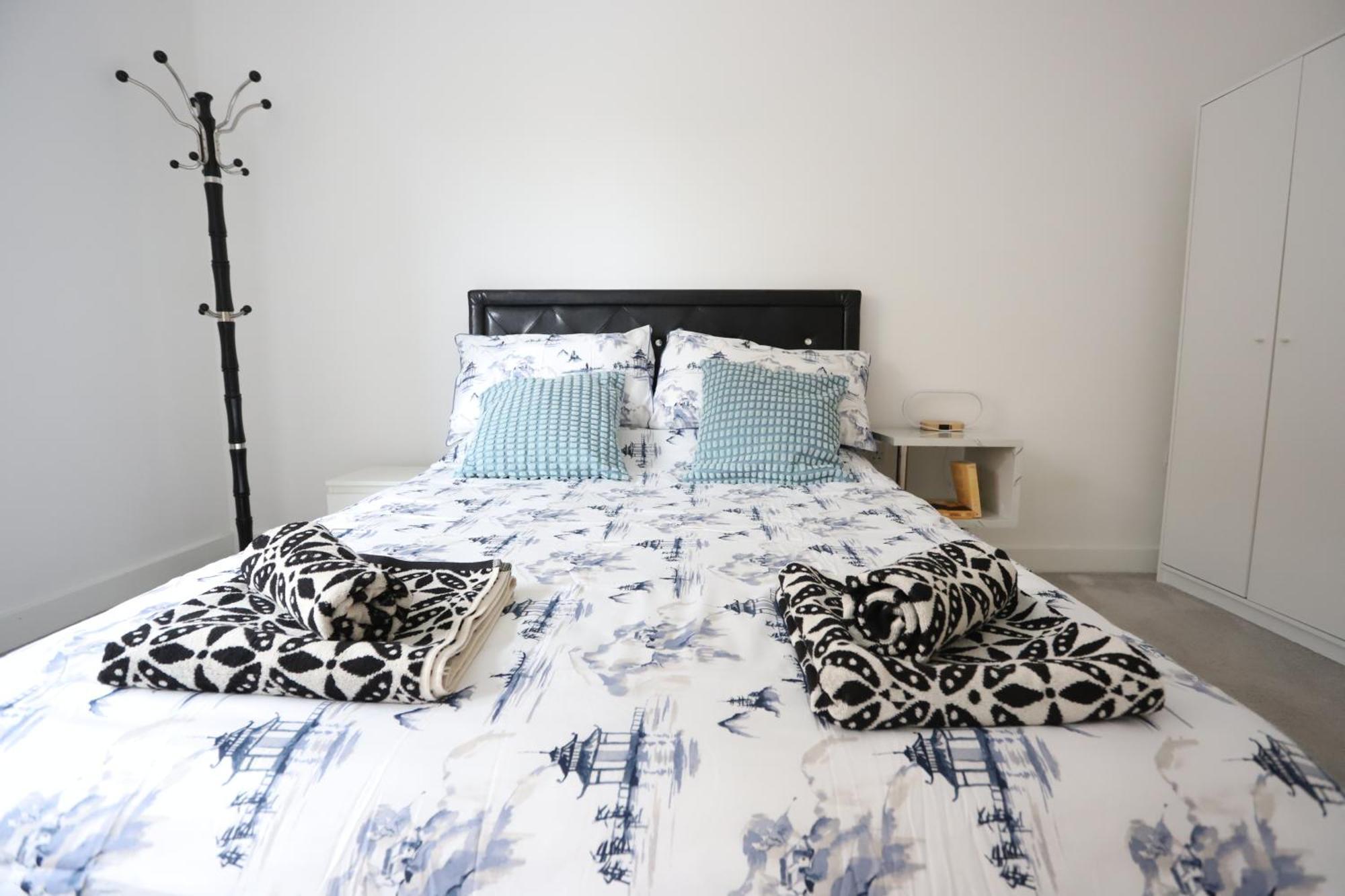Spacious 3-Story Retreat With Rooftop Terrace And Modern Amenities 伦敦 外观 照片