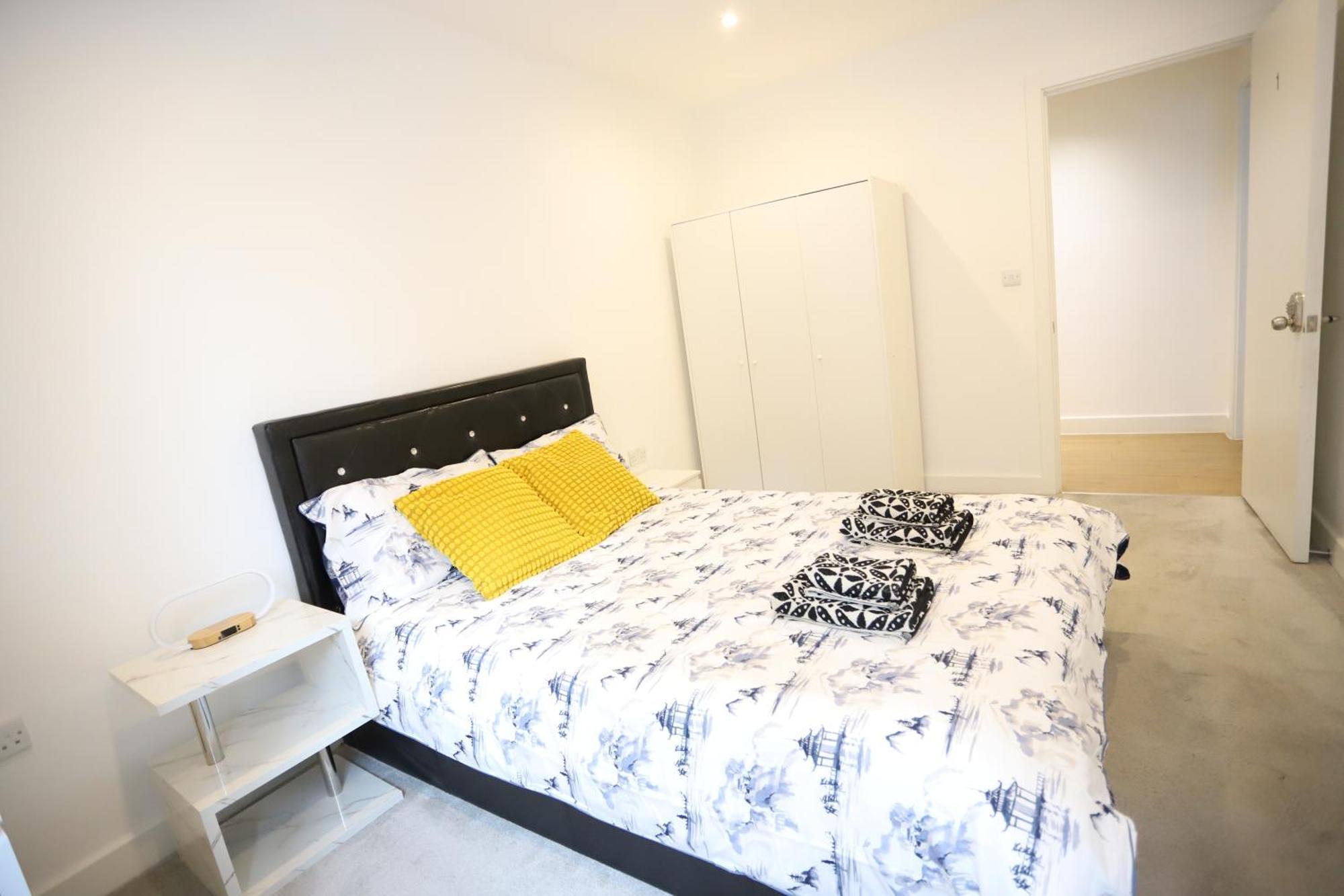 Spacious 3-Story Retreat With Rooftop Terrace And Modern Amenities 伦敦 外观 照片