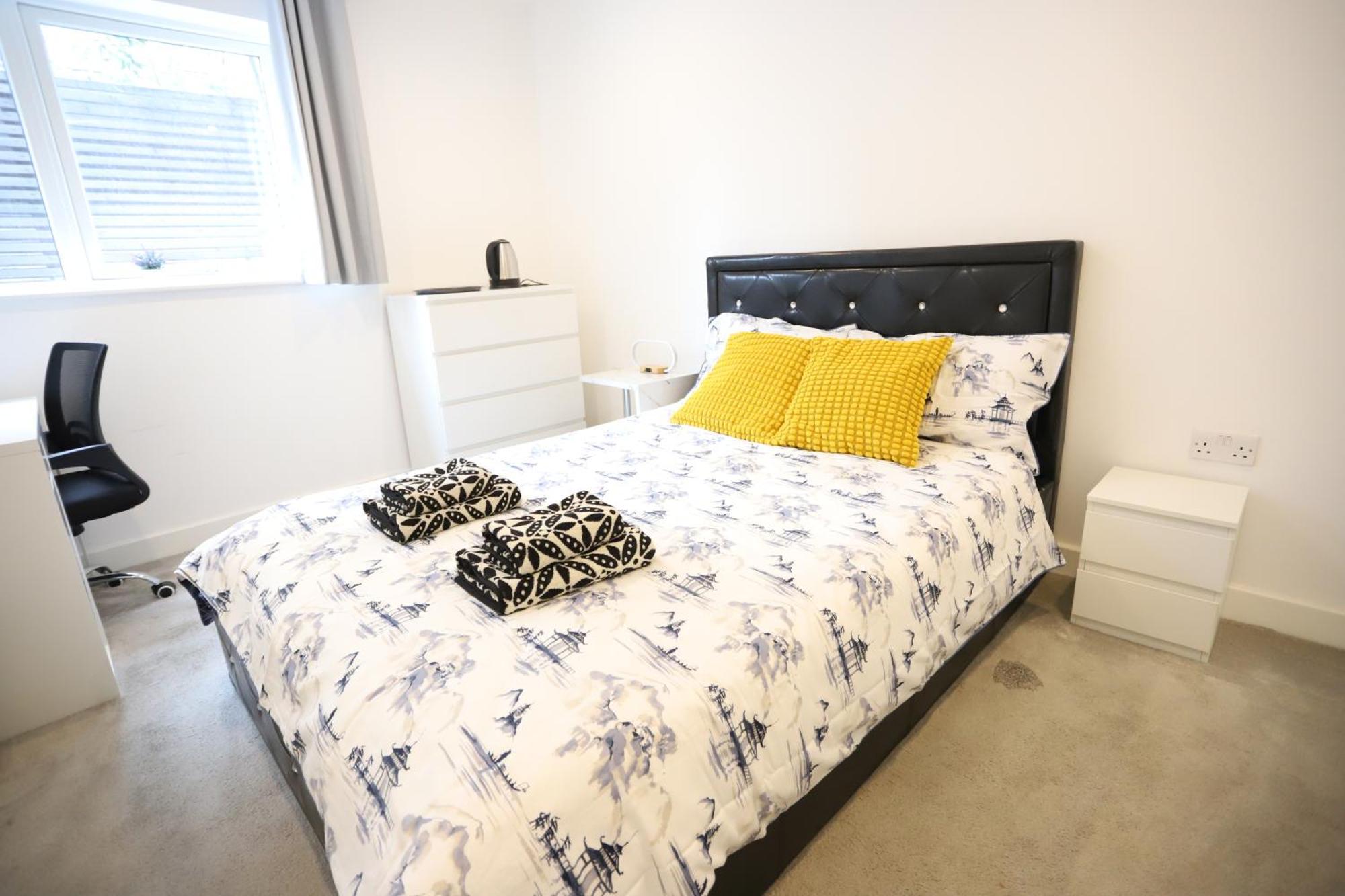 Spacious 3-Story Retreat With Rooftop Terrace And Modern Amenities 伦敦 外观 照片